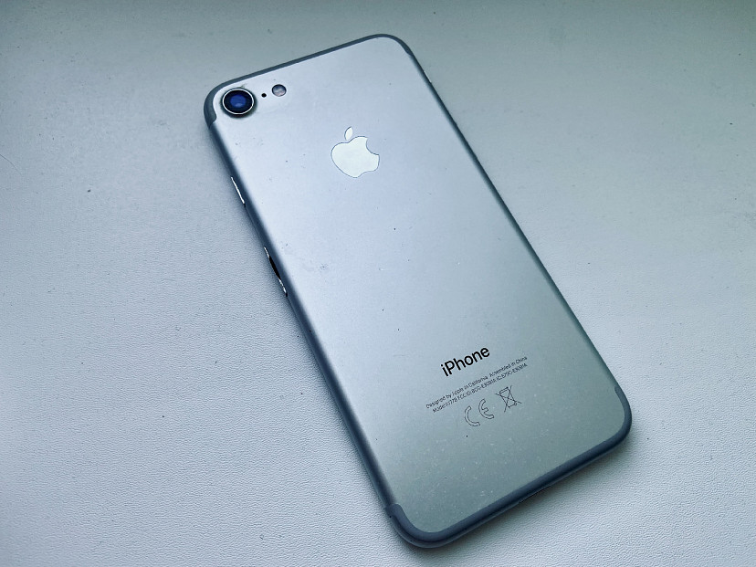 На парковке ТЦ у саратовца отняли iPhone