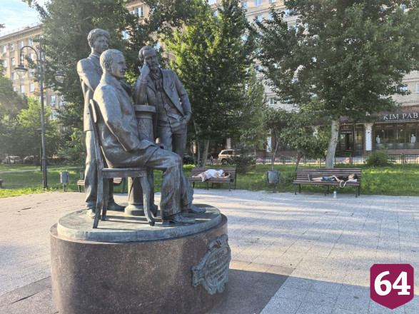 В Саратове изнывающие от жары люди устроили «лежанку» у памятника 