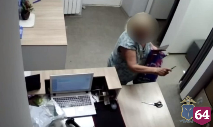 В Саратове пенсионерка угрожала сотруднице ПВЗ канцелярским ножом