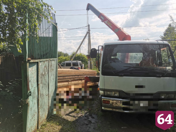 В Саратове крановщик задел провода и погиб от удара током 