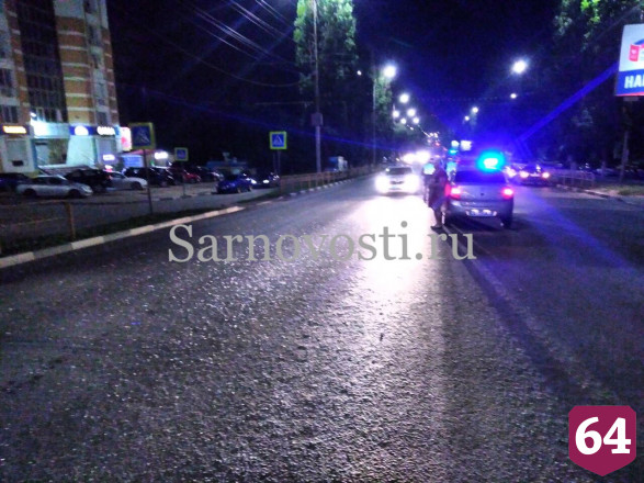 В Саратове пожилая автоледи сломала ноги пьяному пешеходу 