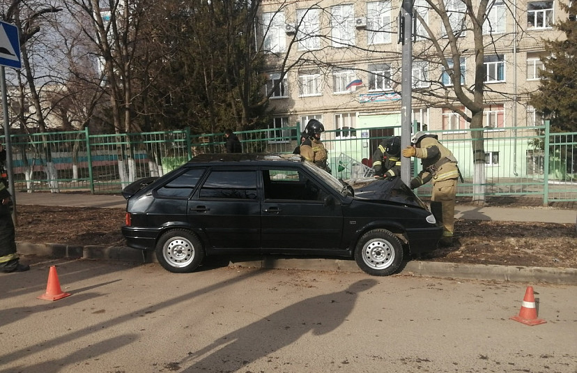 Пьяный водитель легковушки протаранил столб в Саратове