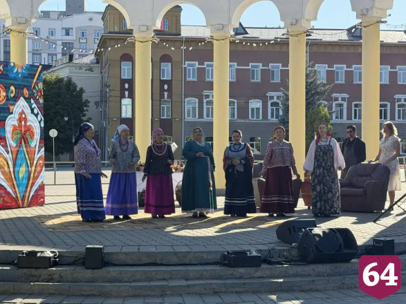 На праздновании Дня города в Энгельсе угощают салом и победными блинчиками