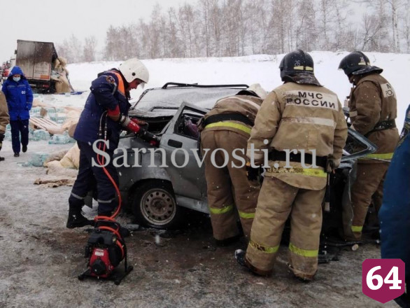 Под Саратовом разбились 2 человека в аварии с грузовиком с минералкой