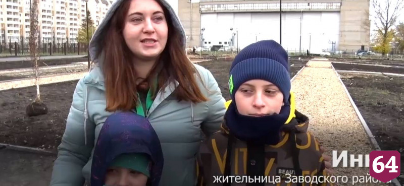 В новом сквере Саратова высадили березы и рябины