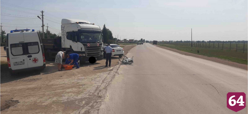 Под Саратовом фура сбила пенсионерку с 5-летней девочкой на велосипеде