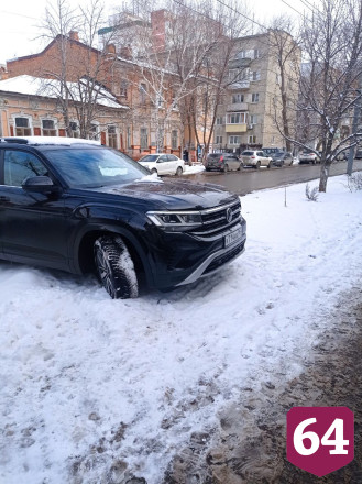 Автохам припарковал внедорожник на газоне в центре Саратова