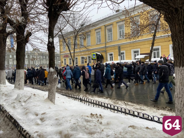Участники митинга Навального штурмовали Саратовскую областную думу