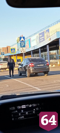 В Саратове автохамы заняли парковку для инвалидов