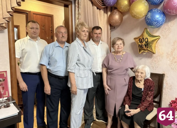 Саратовская труженица тыла отметила 100-летие с внуками и правнуками