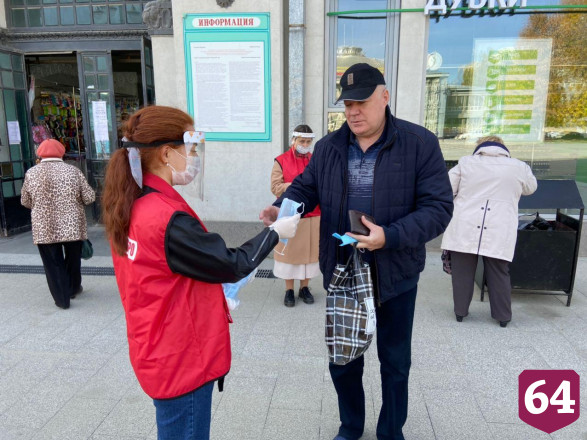 На улицах Саратова начали бесплатно раздавать маски 