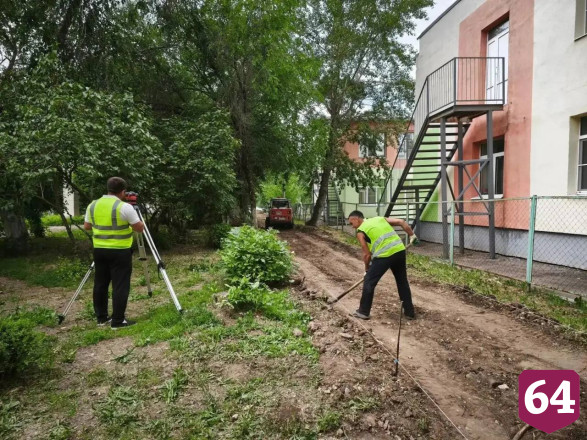 В Энгельсе между школой и детсадом обустраивают тротуар