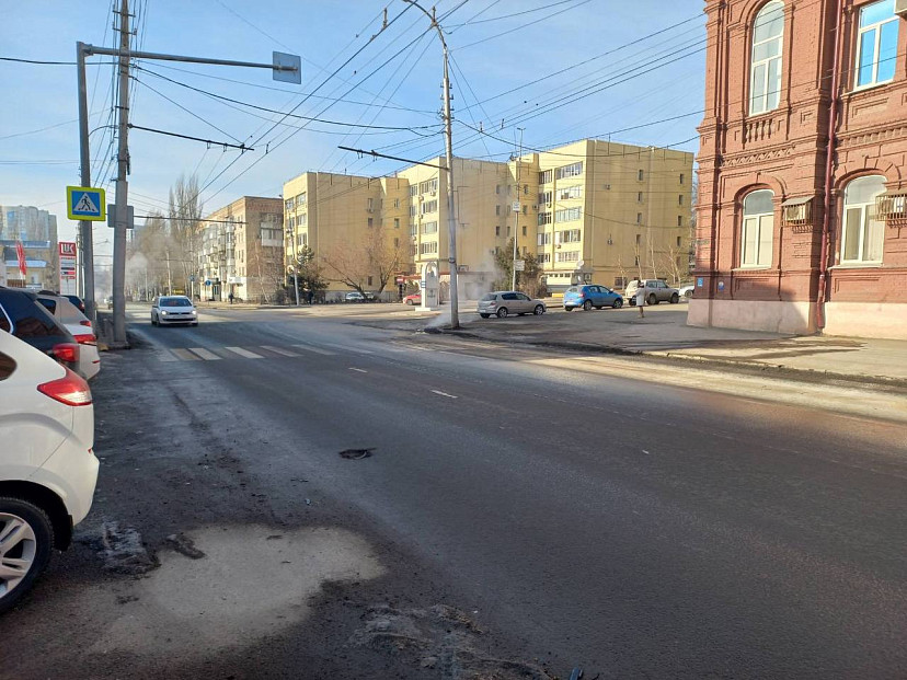 В Саратове автомобилист сбил девушку и скрылся