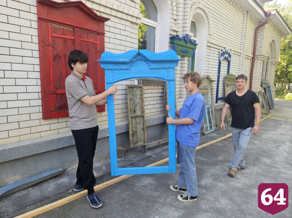 Саратовские студенты и курсанты восстанавливали старинные наличники
