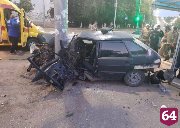 Компания молодых людей на «Ладе» разбилась в ДТП со столбом