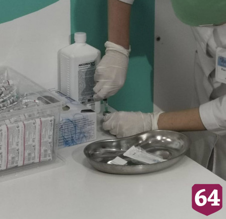 Жителей Саратова начали прививать от коронавируса в торговых центрах