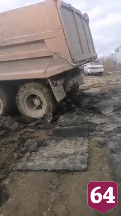 В Саратове у приюта для животных в грязи застревают грузовики