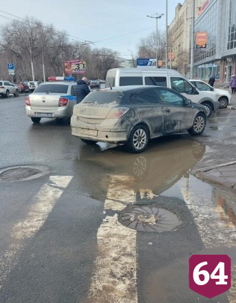 В Саратове иномарки сбили двух женщин