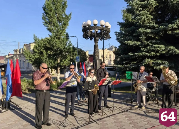 В День города выпускники танцевали школьный вальс