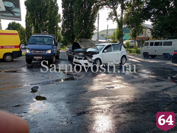 В столкновении иномарок в Саратове пострадали двое взрослых и ребенок