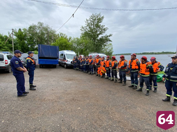 В Саратове спасатели тренировались убирать нефтяные пятна на Волге