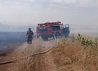 В Саратовской области тушили пожар на полях 