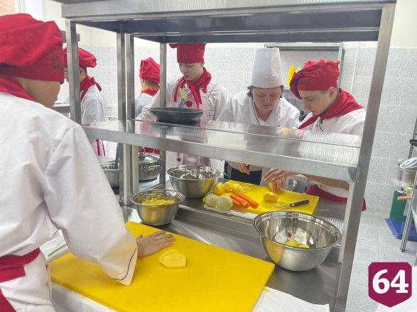 В Хвалынске для детей открыли школу русской кухни