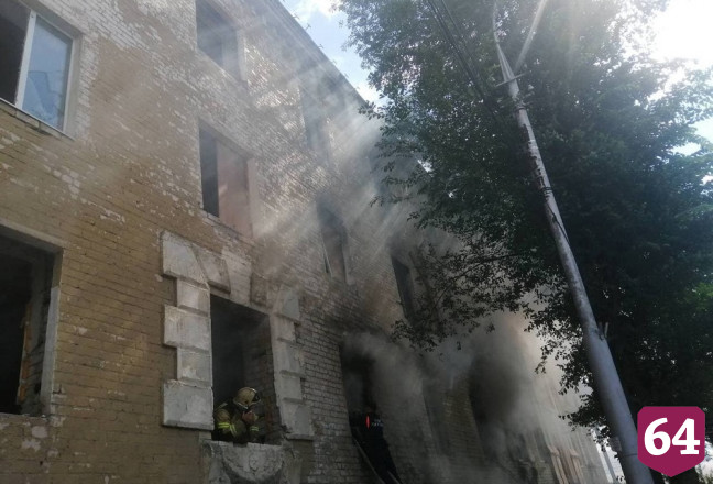 В Саратове из горящего дома эвакуировали пьяного юношу