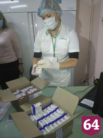 В Саратов самолетом доставили первую партию вакцины от COVID-19