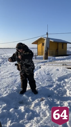 Депутат Госдумы на рыбалке под Саратовом поймал руками окуня