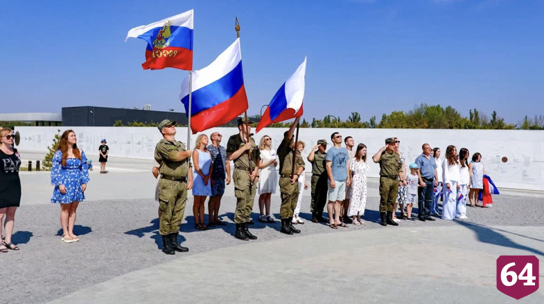 Под Саратовом в День государственного флага развернули 10-метровый триколор 