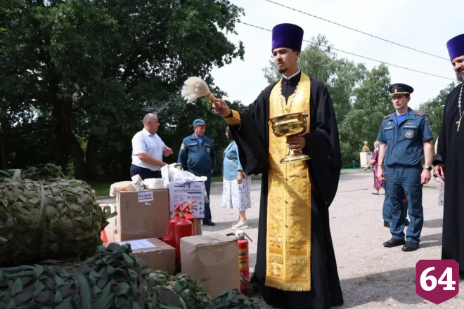 Саратовские пожарные отправили в зону СВО огнетушители и икону