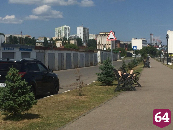 В Саратове подростки на самоизоляции устраивают заплывы у ротонды