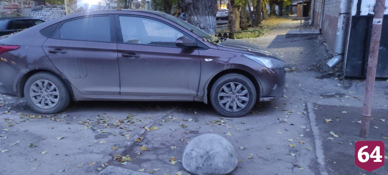 В Саратове автохам отправил мать с коляской в грязь