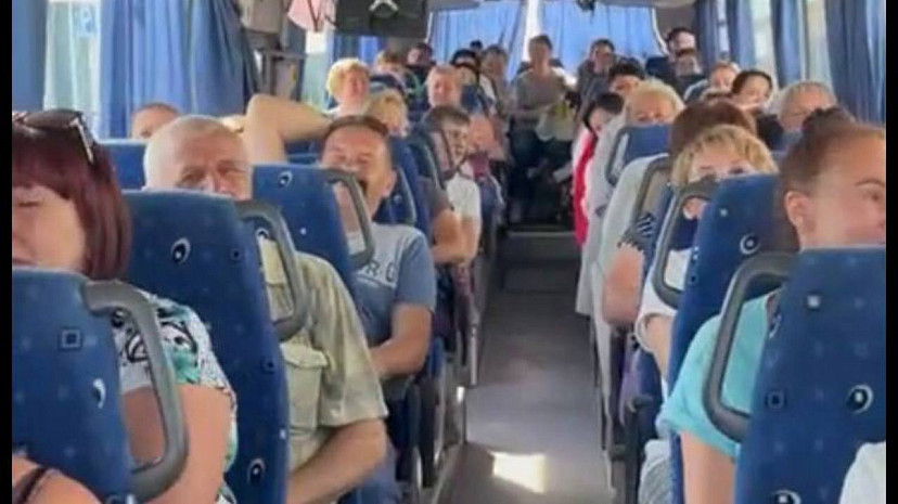 Туристы из Самары застряли в раскаленном автобусе под Саратовом