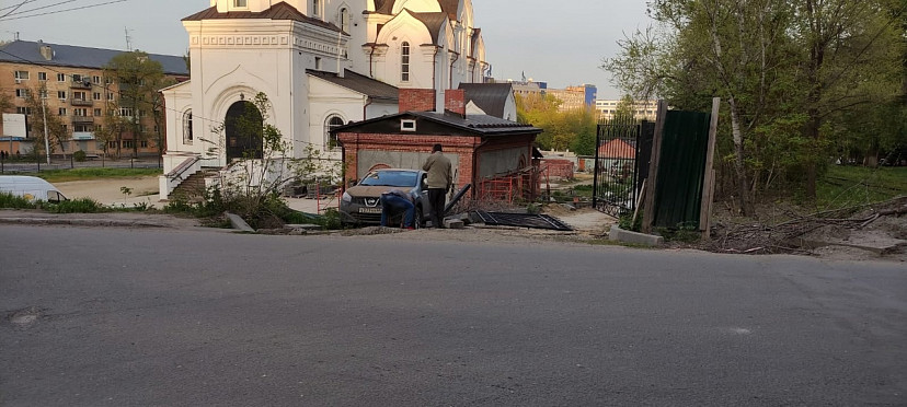 В Саратове иномарка с детьми в салоне снесла ворота храма