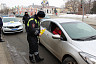В Саратове автоинспекторы дарили женщинам цветы и читали стихи