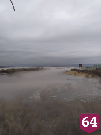 Саратовцы назвали завораживающим исчезновение моста в тумане