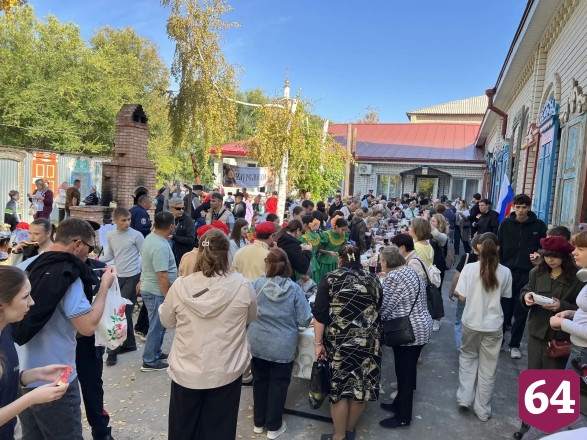 В Саратовской области на казачьем фестивале кормили щами и фланкировали шашкой
