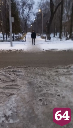 Саратовцы ползли до детсада из-за обледеневших улиц