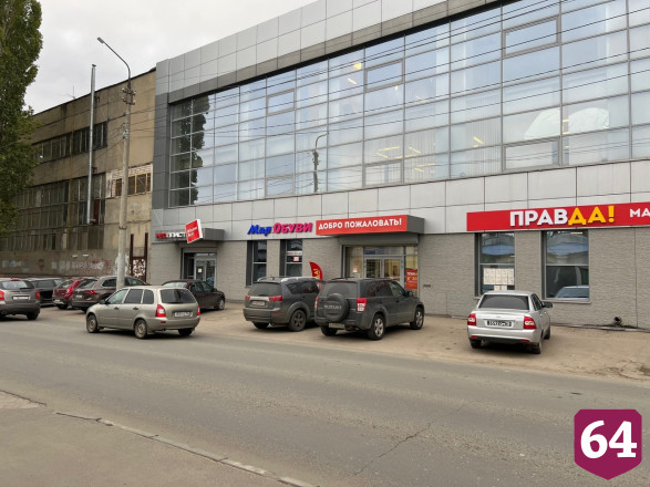 В Саратове автохамы оккупировали тротуары у магазинов
