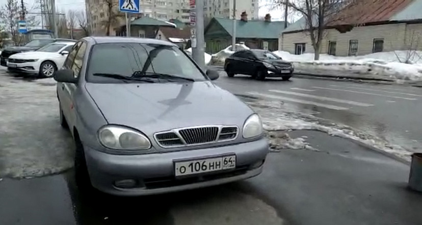 В Саратове автохамы массово заполонили тротуар
