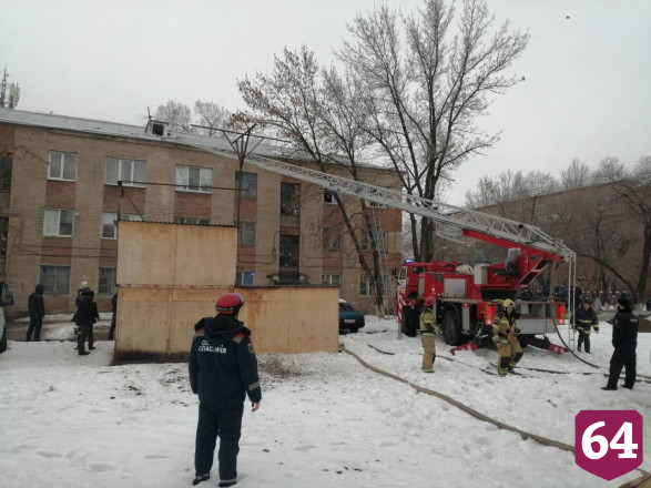 Из горящего дома под Саратовом эвакуировали 40 человек