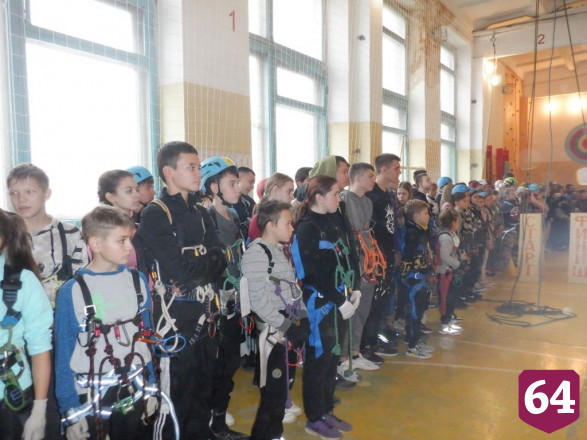 Юные саратовцы покорили «скалы» в школьном спортзале