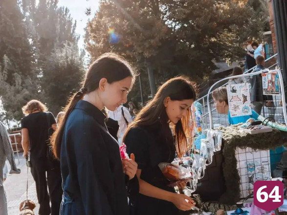 На фестивале в Саратове угощали казачьей кухней и играли в городки