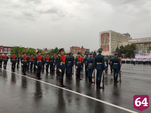 Над Саратовом в честь 75-летия Победы пролетели бомбардировщики 
