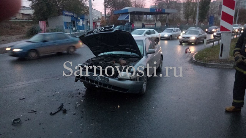 В Саратове водителя иномарки увезли в больницу после ДТП с грузовиком