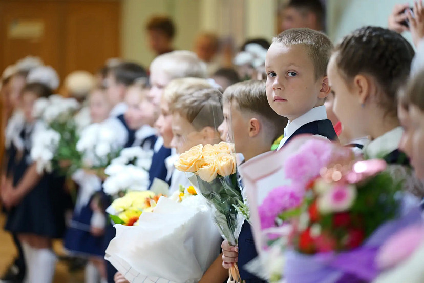 Губернатор в День знаний поздравил учеников и педагогов саратовского лицея 