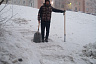 В Саратове инвалид бесплатно чистит снег на улицах