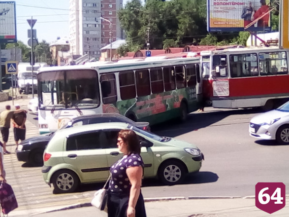 В Саратове трамвай врезался в автобус